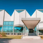 Plaża i wybrzeże — wakacje w Muzeum Sztuki Nowoczesnej Louisiana Dania