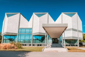 Plaża i wybrzeże — wakacje w Muzeum Sztuki Nowoczesnej Louisiana Dania