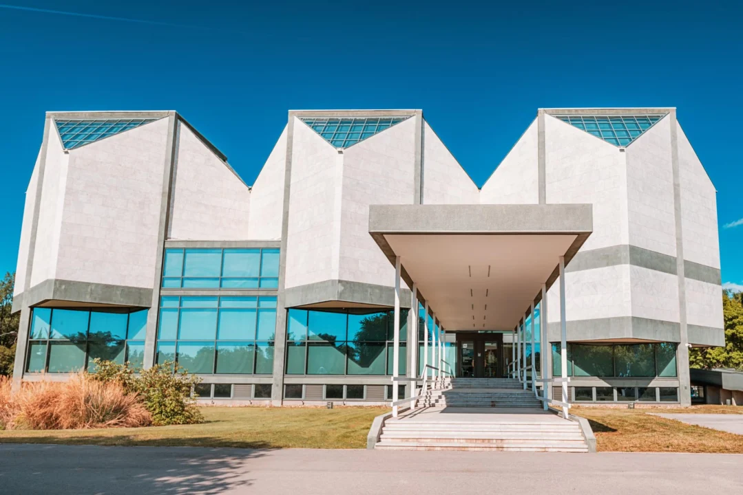 Muzeum Sztuki Nowoczesnej Louisiana — przewodnik dla turystów